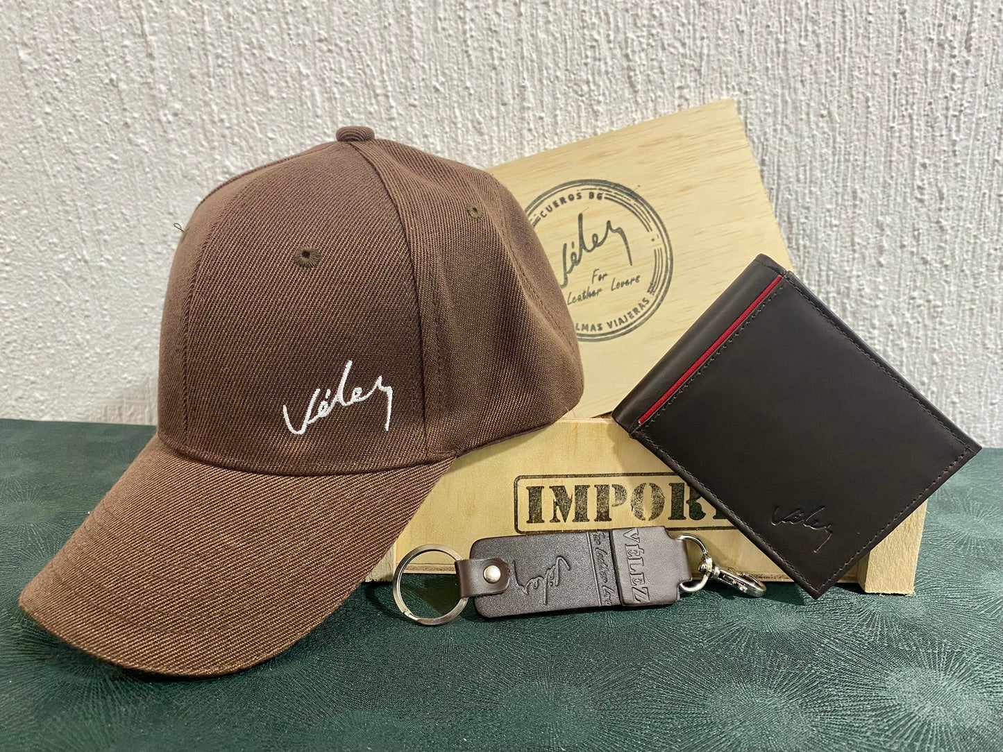 Combo Hombre Vélez: Gorra + Billetera + Llavero + Caja
