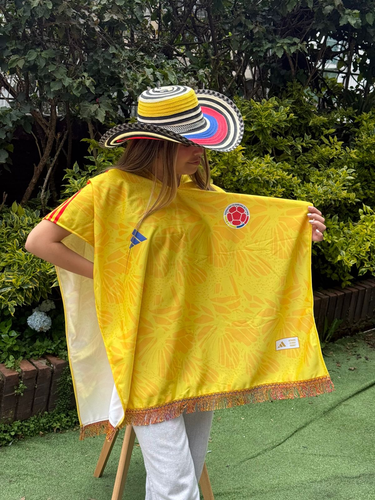 Combo Poncho + Sombrero Selección Colombia