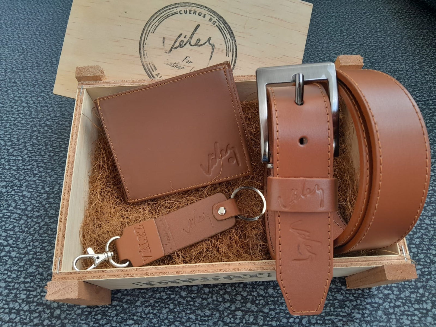 Combo Hombre Vélez: Correa Cost + Billetera + Llavero + Caja Vélez