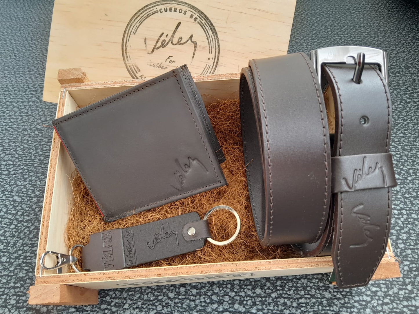 Combo Hombre Vélez: Correa Cost + Billetera + Llavero + Caja Vélez