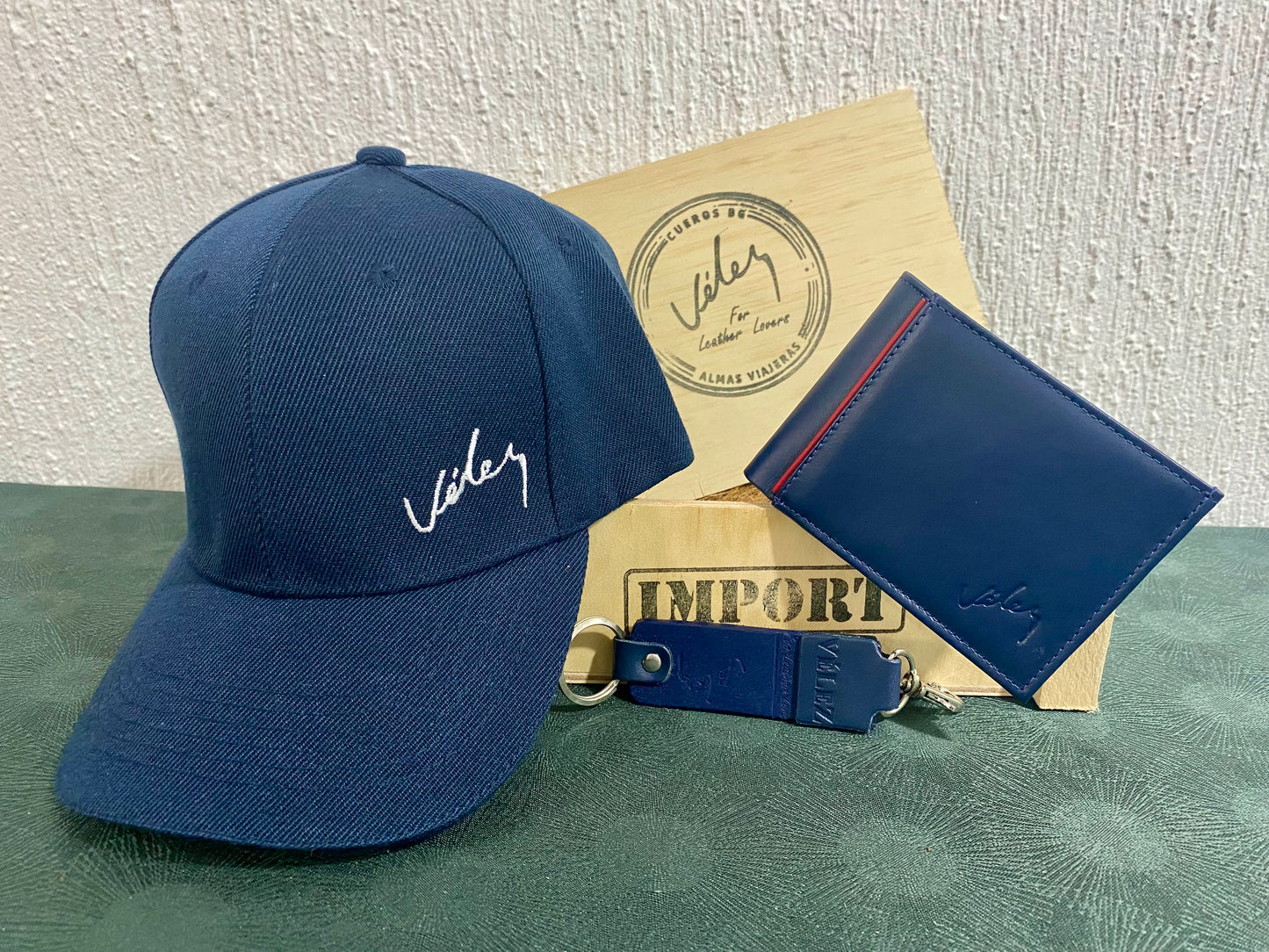 Combo Hombre Vélez: Gorra + Billetera + Llavero + Caja