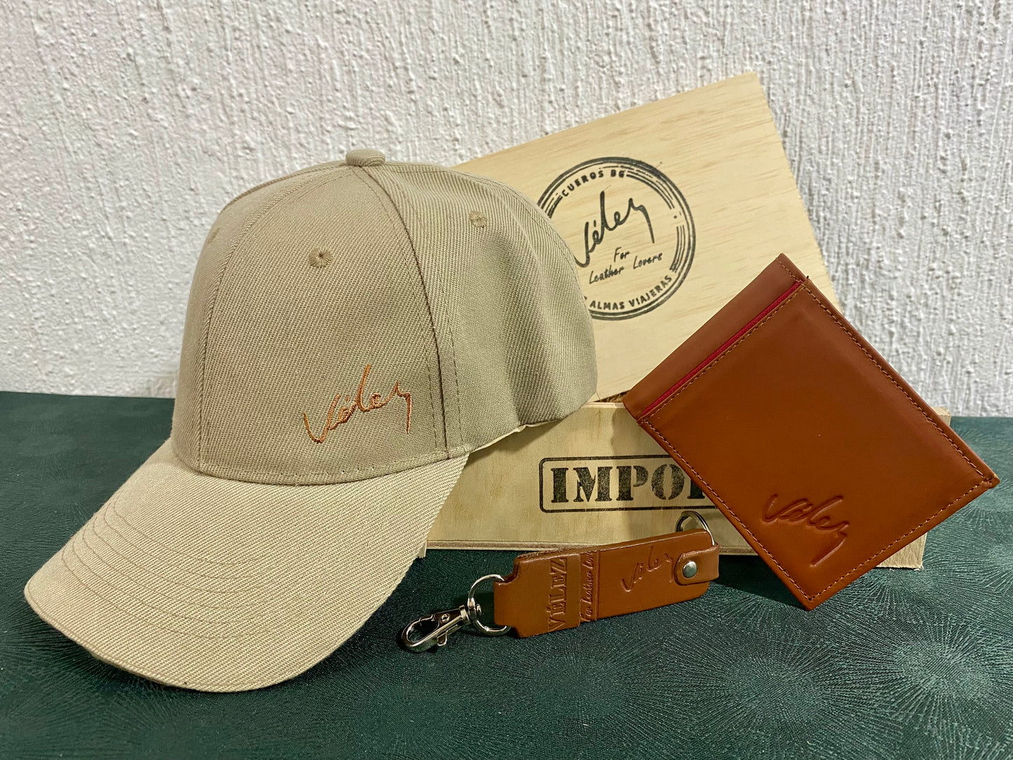 Combo Hombre Vélez: Gorra + Billetera + Llavero + Caja